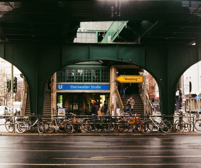 22930354-min